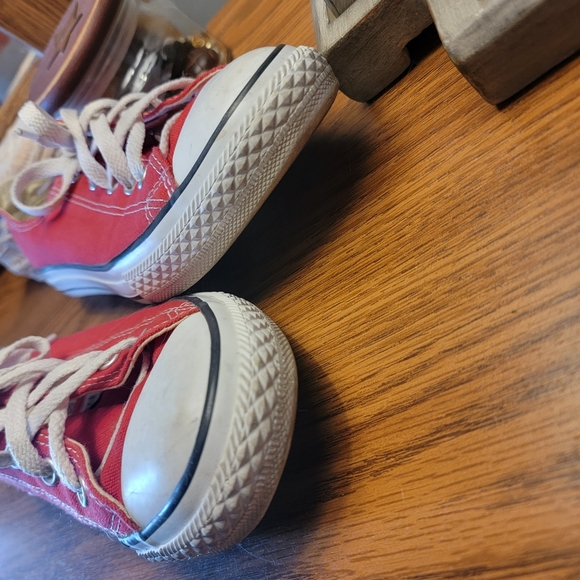 Red Converse All Stars - Picture 2 of 5